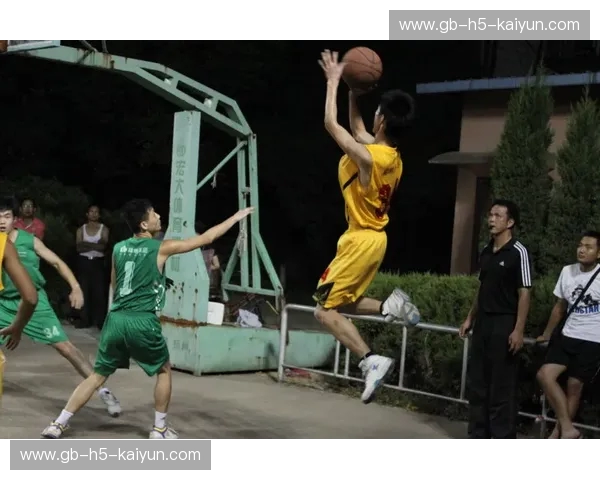 霓虹下的博弈：当黄蜂的青春风暴，撞击尼克斯的钢铁丛林